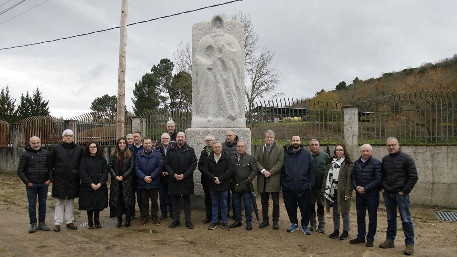 Xosé Merelles, Xosé Cid e Luis Menor, no centro da imaxe, no evento de inauguración da escultura.
