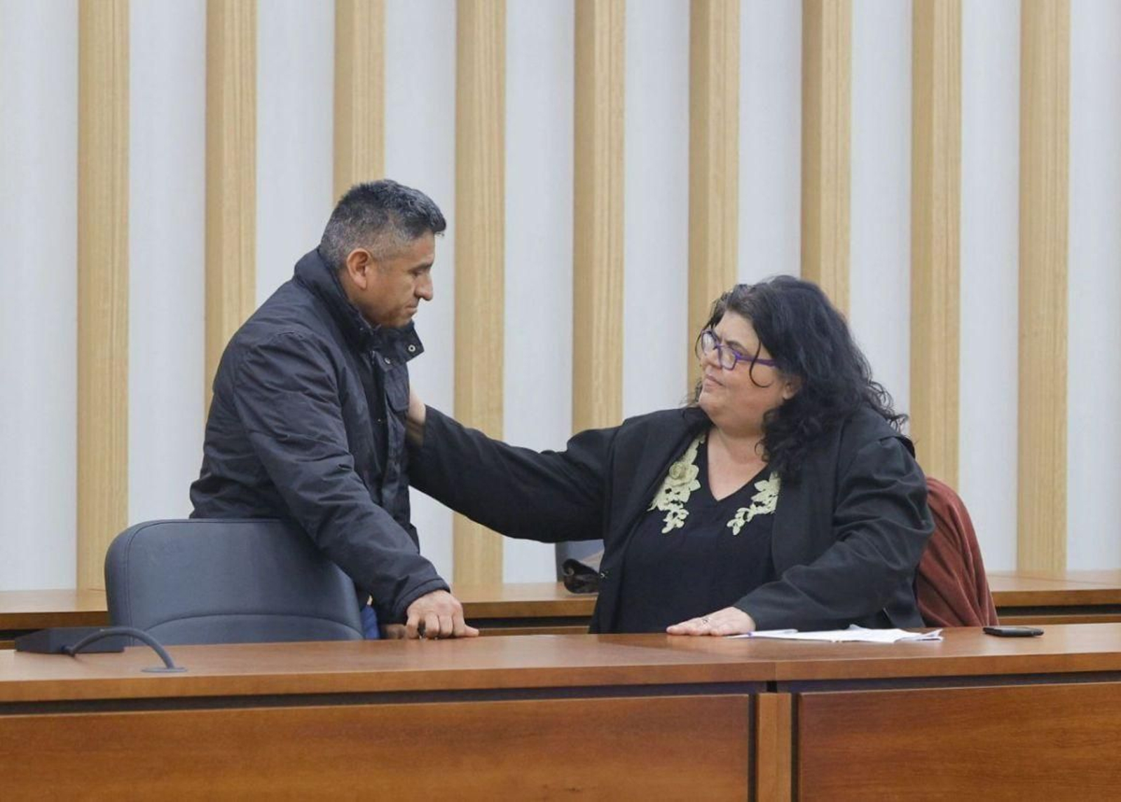 La abogada se despide del acusado, antes de su vuelta a prisión, tras escuchar el veredicto de culpabilidad.