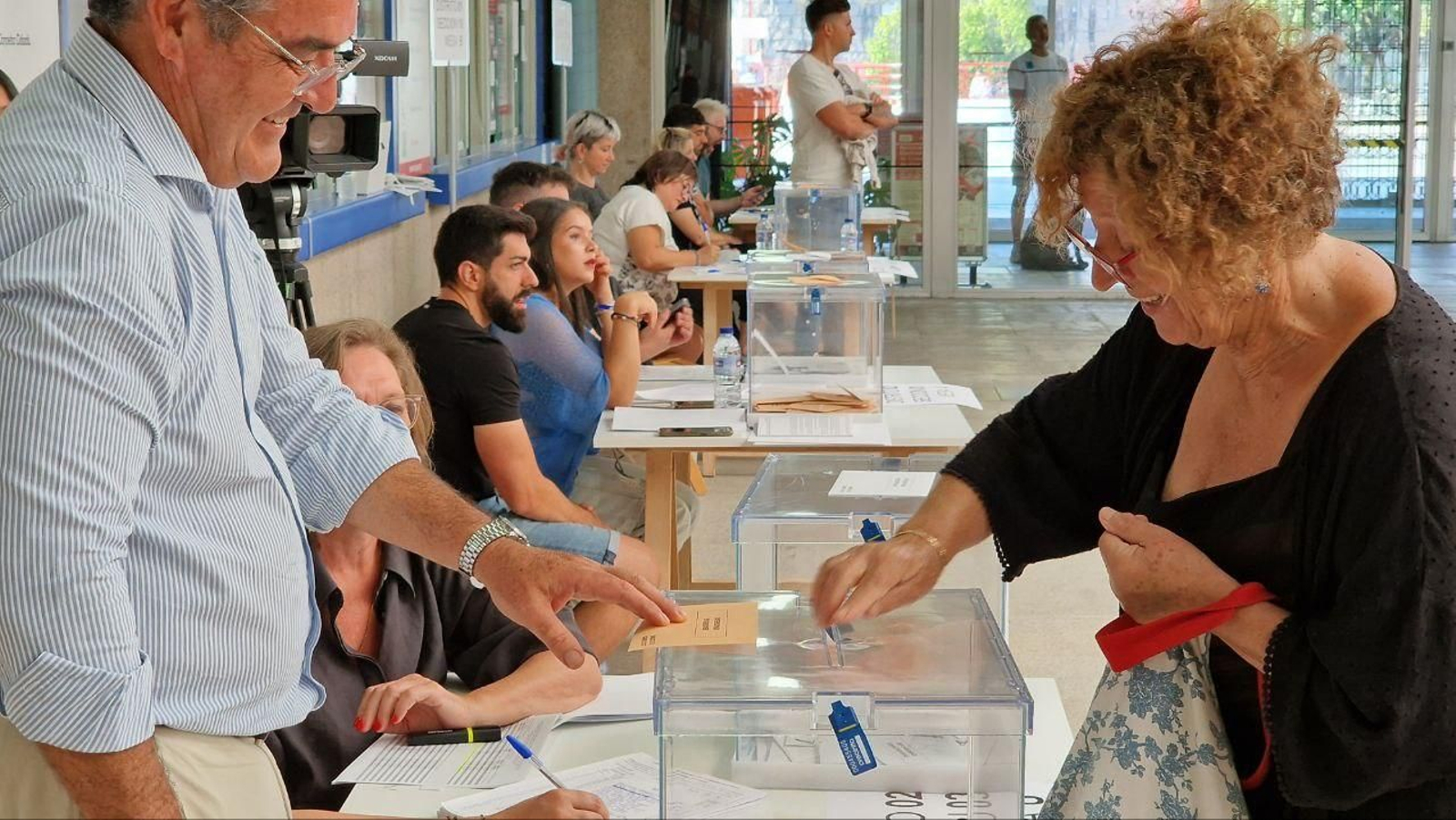 Primeros votantes en un colegio electoral de Vigo. // J.V. Landín
