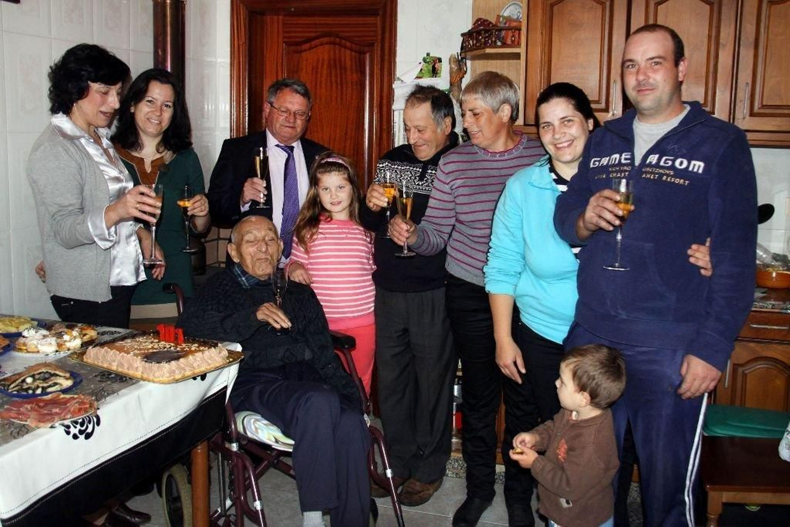 Modesto muy feliz con su familia y los concejales.