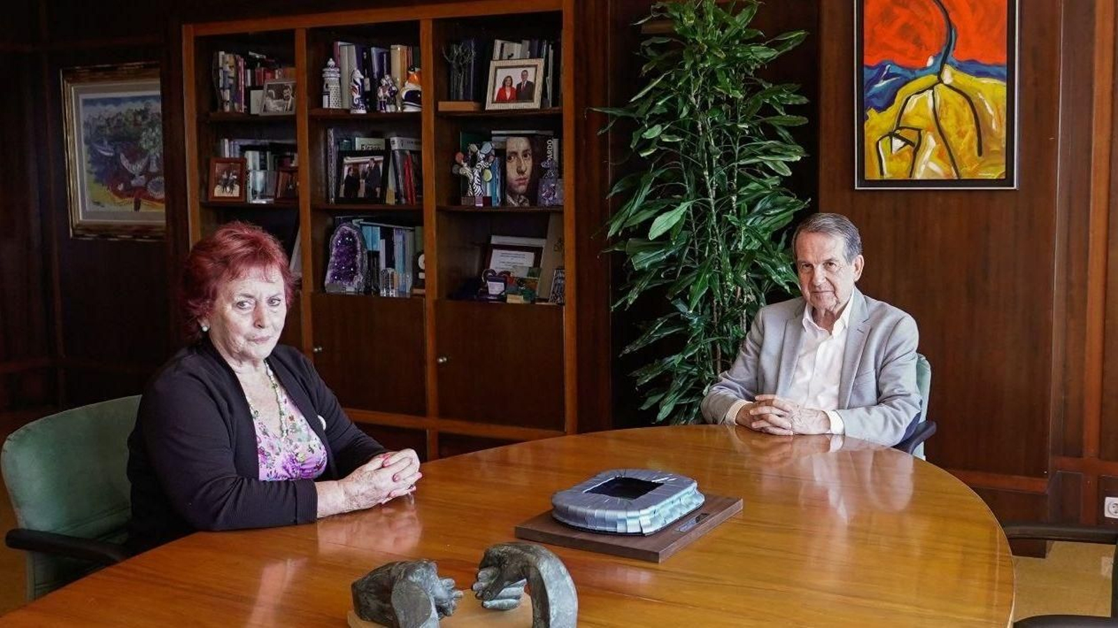 El alcalde Abel Caballero recibió ayer a Flor Baena, hermana de Xosé Humberto Baena, fusilado por el franquismo.