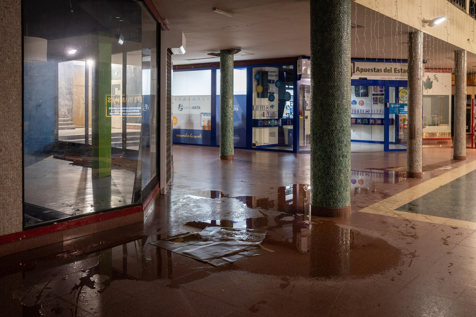 Charcos de agua en las inundaciones de las galerías centrales