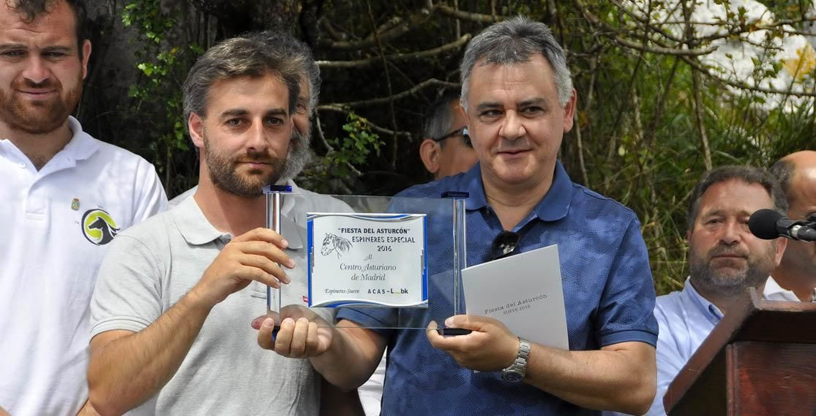 El presidente del Centro Asturiano de Madrid ( a la derecha de la imagen) recibiendo una distinción en la Fiesta del Asturcón en la Majada de Espineres.Foto:dendecaguelu.com