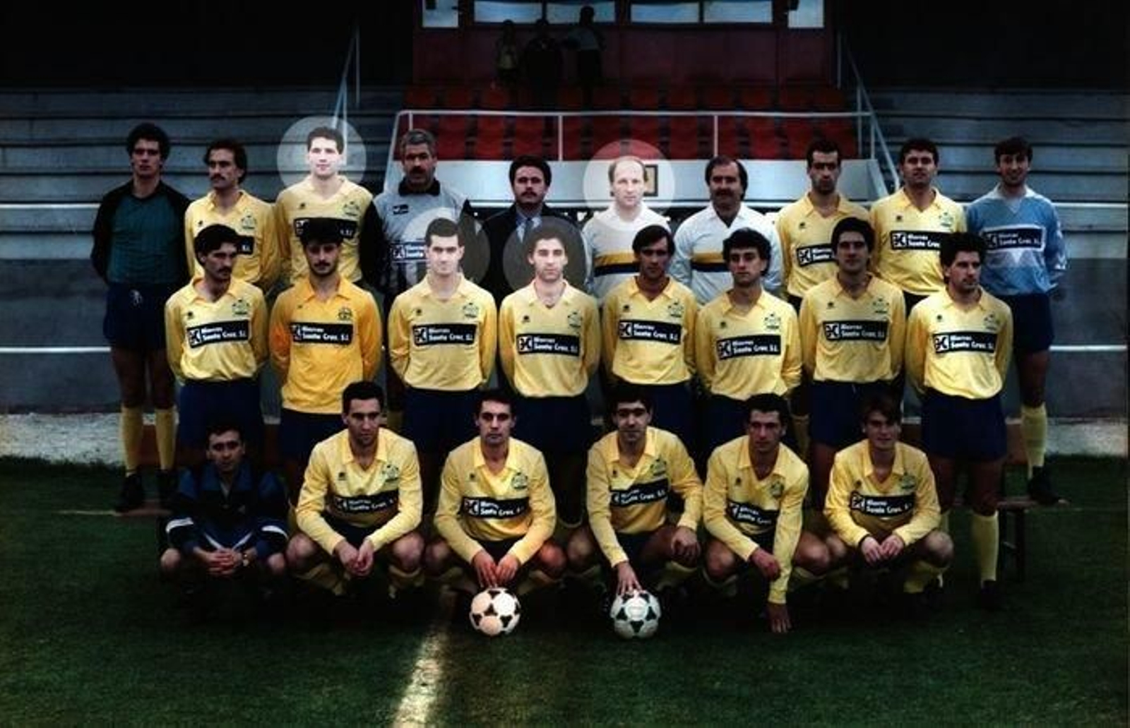 Alineación del Cambados en los años 1990, con Bericat, Mario Guede (última fila) y Cacharrón y Dibuja (segunda fila).
