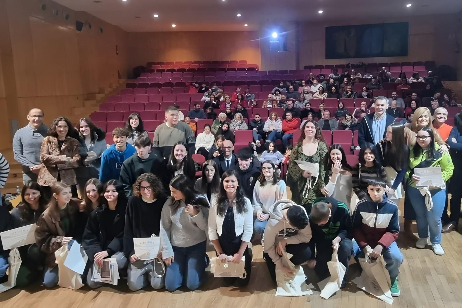 Digna Rivas con los alumnos participantes en el primer Certamen “Redondela Investigada”.