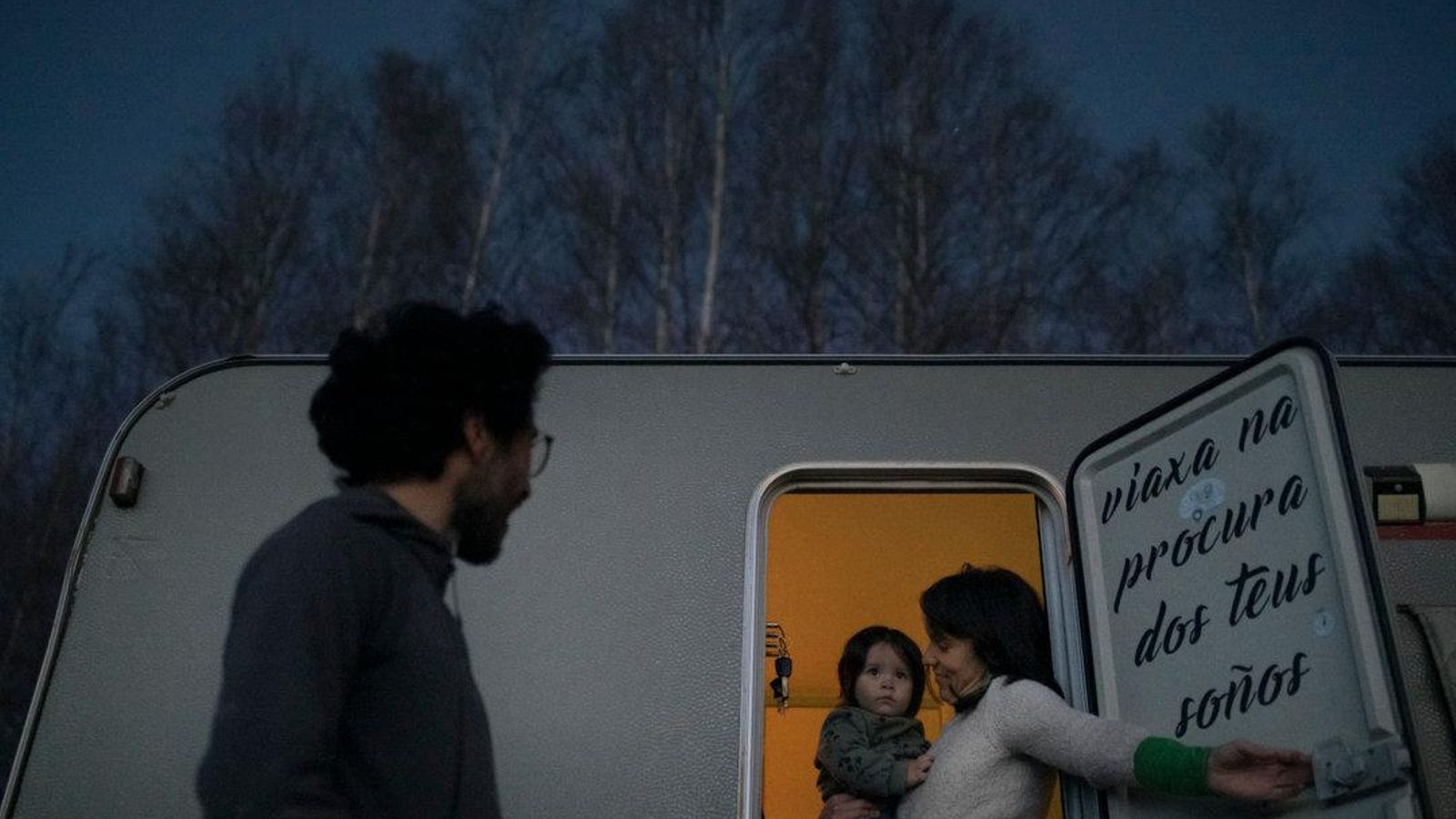 Mauricio, Cynthia y Oyán, entran en la caravana donde vivieron durante una temporada en su finca de Castiñeiro, San Xoán de Río (Ourense).