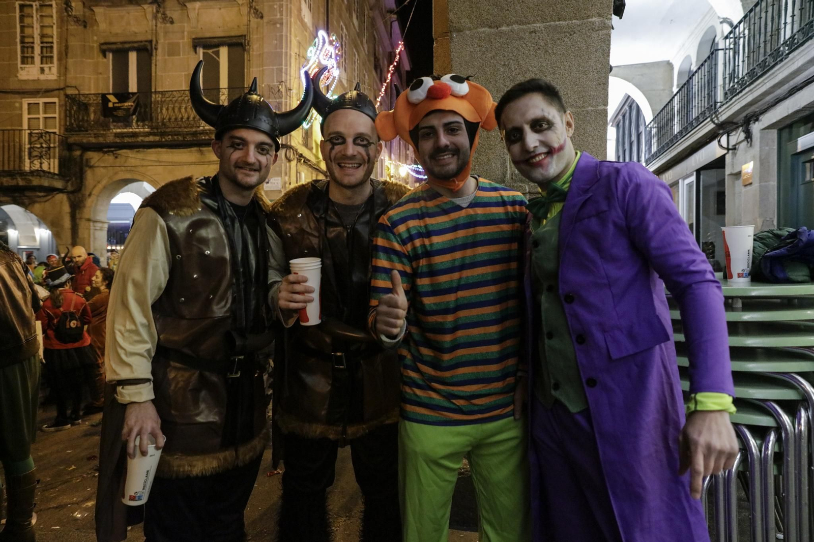 Galería | La ciudad respira Entroido en todas sus calles a la espera del desfile