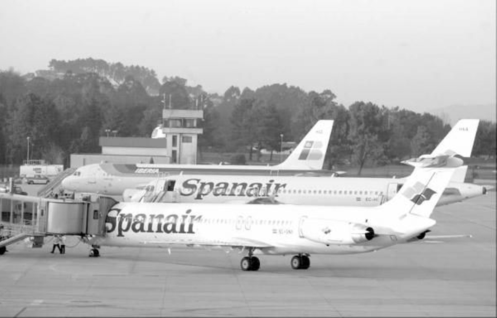 Spanair ya suprimió sus vuelos a las islas a mediados de octubre. En la imagen, aviones en Peinador. Foto: archivo