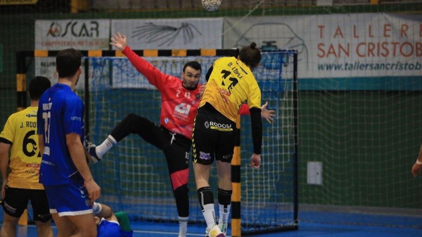 Daniel López, del Ribeiro, realiza un lanzamiento a portería. (Foto: José Paz)