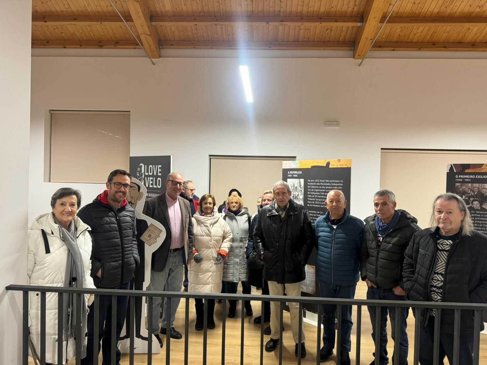 Os asistentes á inauguración da exposición.