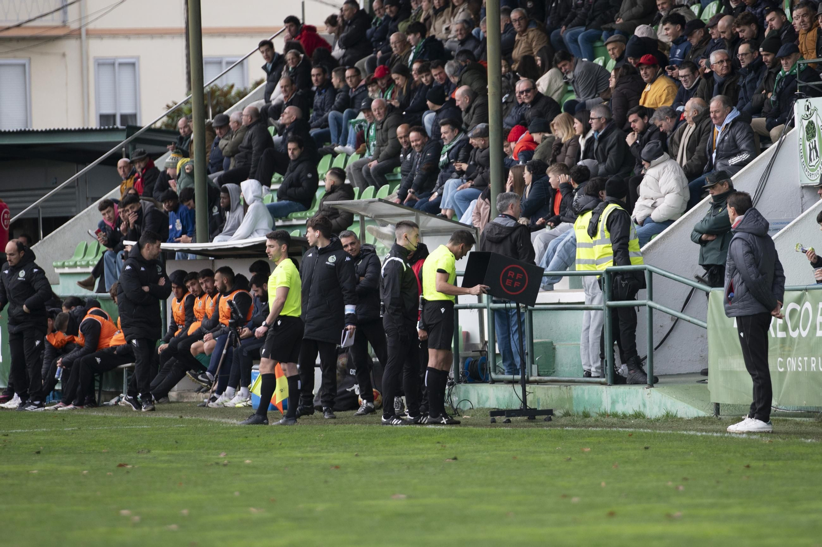 Galería | Espiñedo tiene su regalo adelantado de Navidad con la victoria del CD Arenteiro