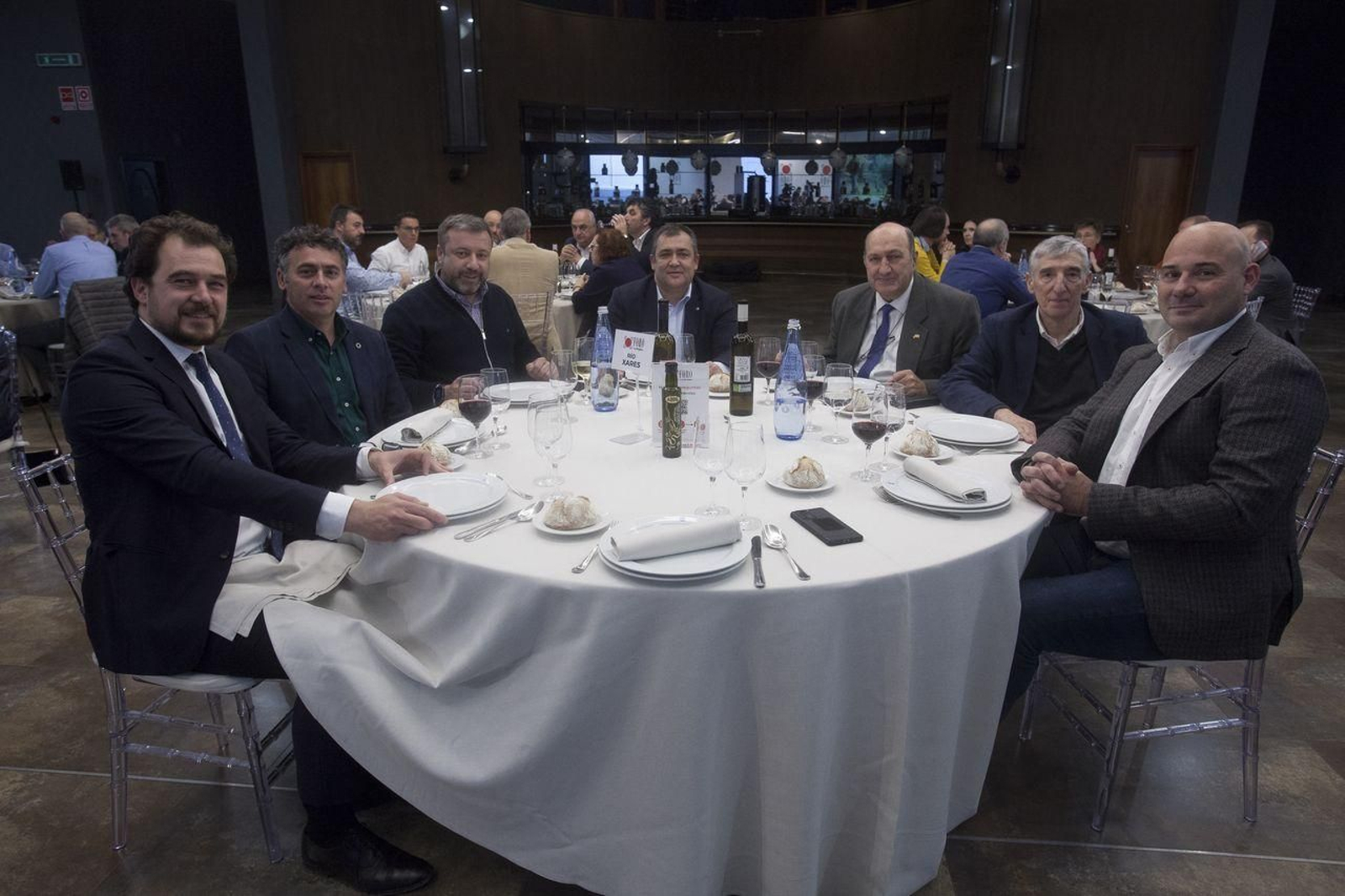 MESA RÍO XARES | Álvaro Fernández, alcalde del Concello de A Rúa; Avelino Pazos, alcalde de Castrelo de Miño; Luciano Rivero Cuquejo, alcalde de Cualedro; José Luis Suárez, alcalde de Monterrei; Rogelio Martínez, gerente de Expourense; José Alfaro, director de Publicidad de La Región, y Jano Fraga, presidente de la Escudería Ourense.