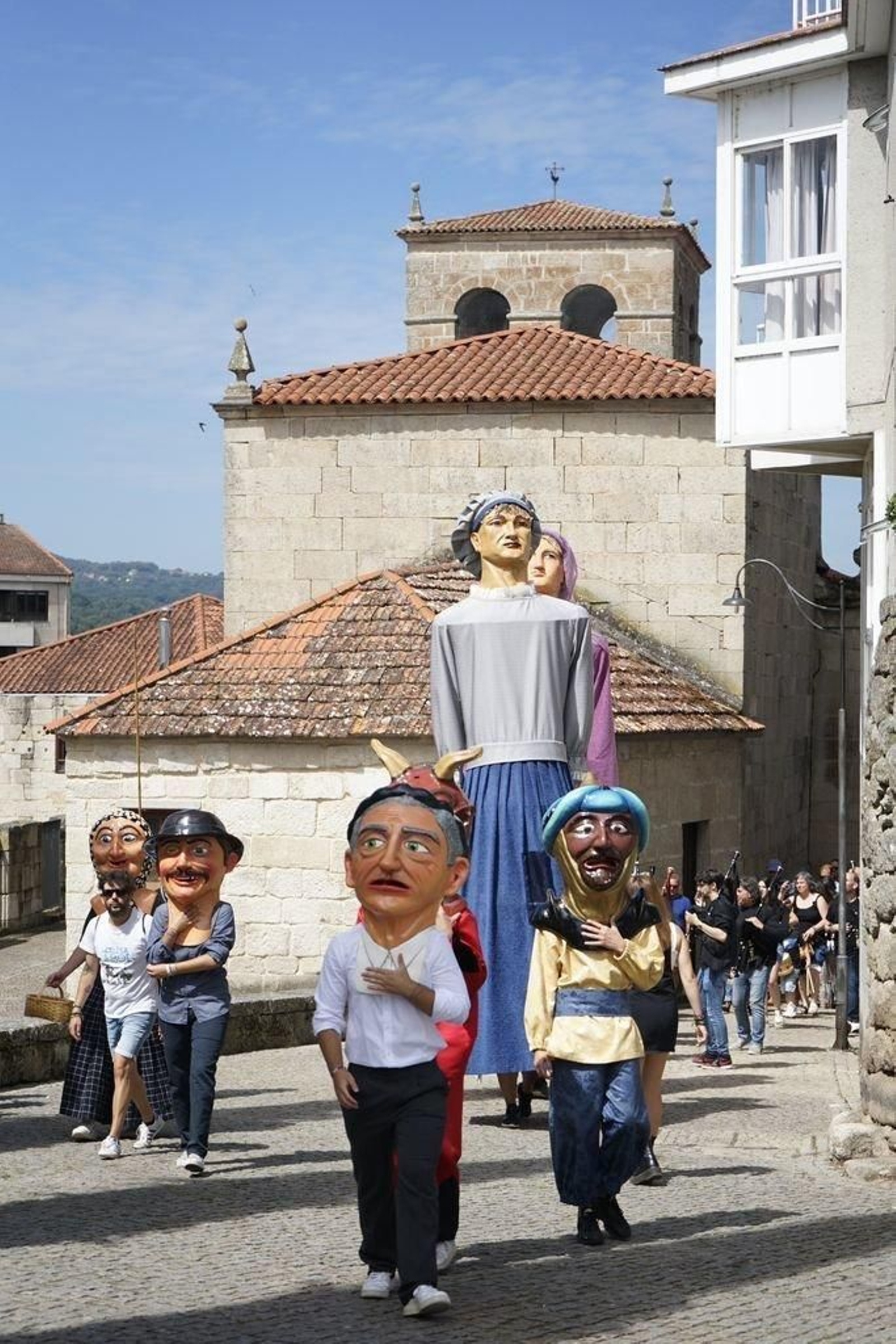 Gigantes y cabezudos desfilaron juntos.