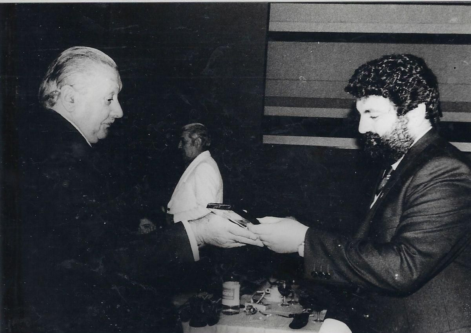 El periodista ourensano Manolo Tourón recibiendo una placa.