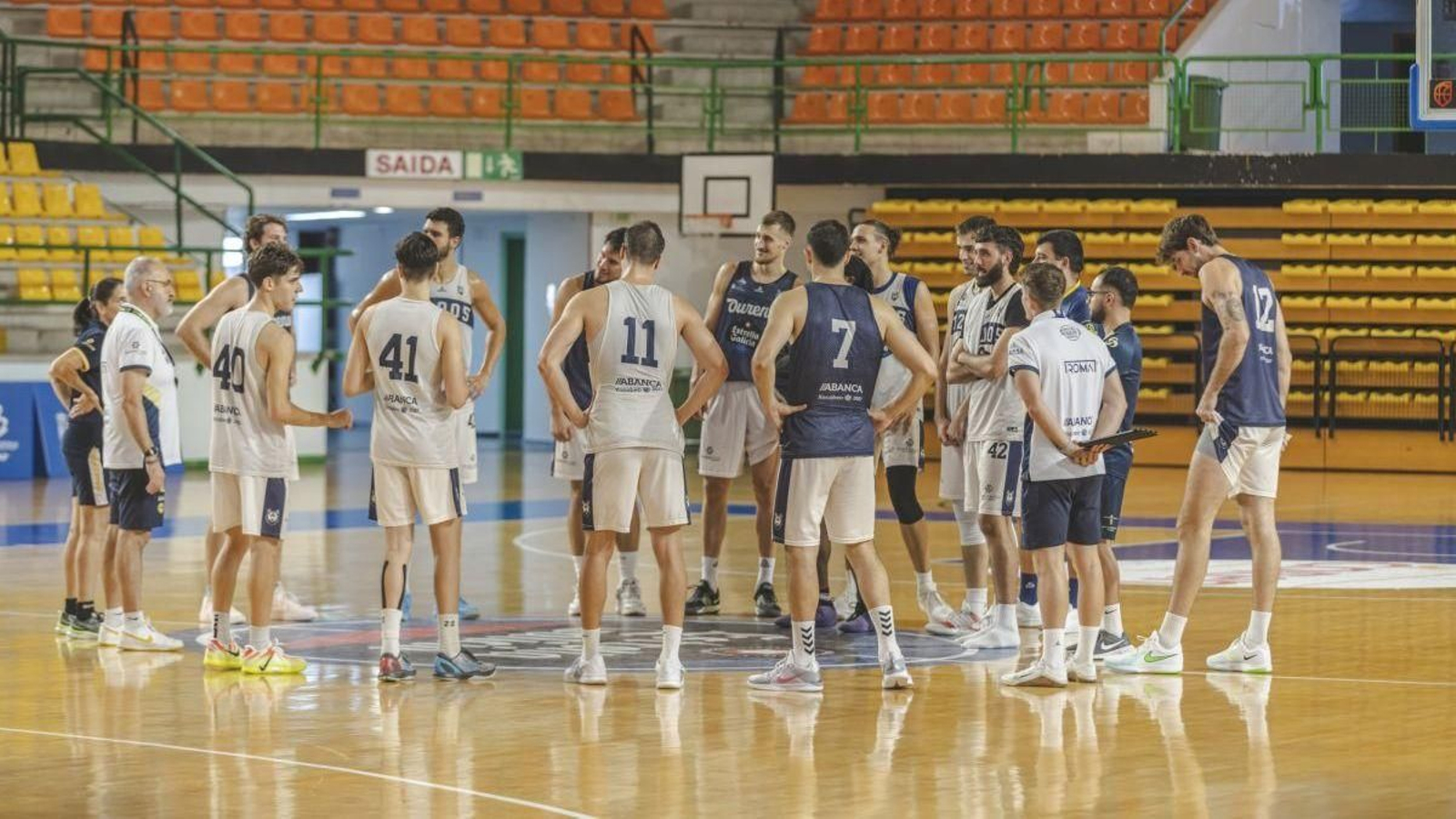 Jugadores y cuerpo técnico del COB en un entrenamiento en el Pazo.
