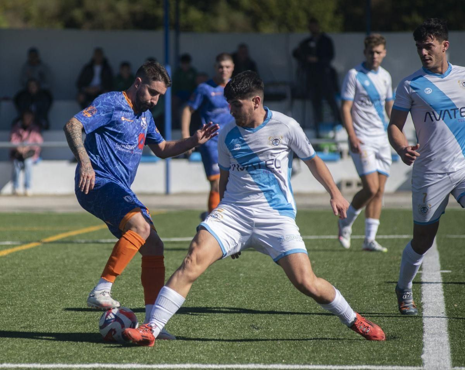 Álex Bardelás, del Maside, disputa un balón con el sportinguista Meji, en el choque de la primera vuelta.