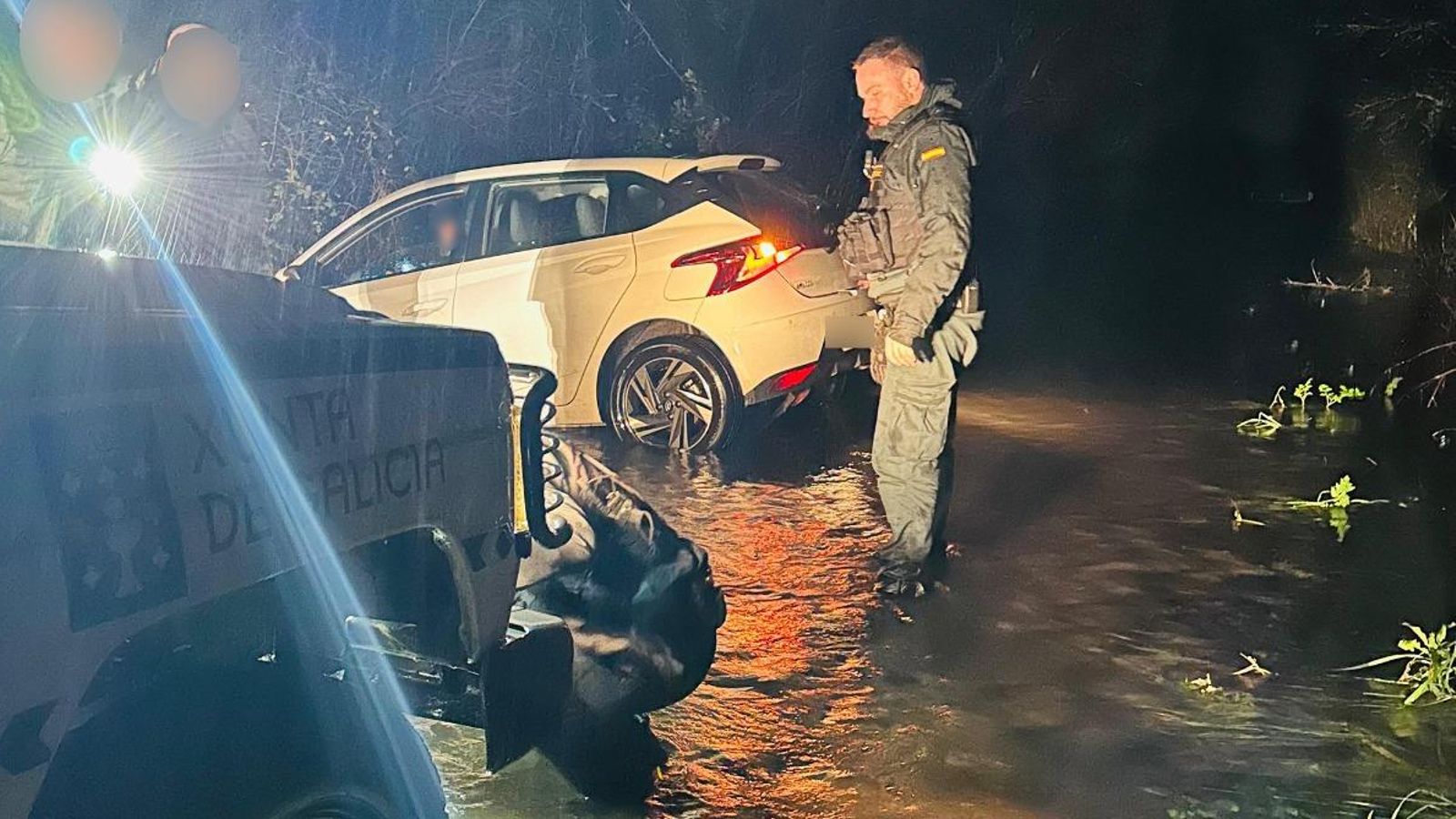 Rescate de un conductor atrapado en Portas.