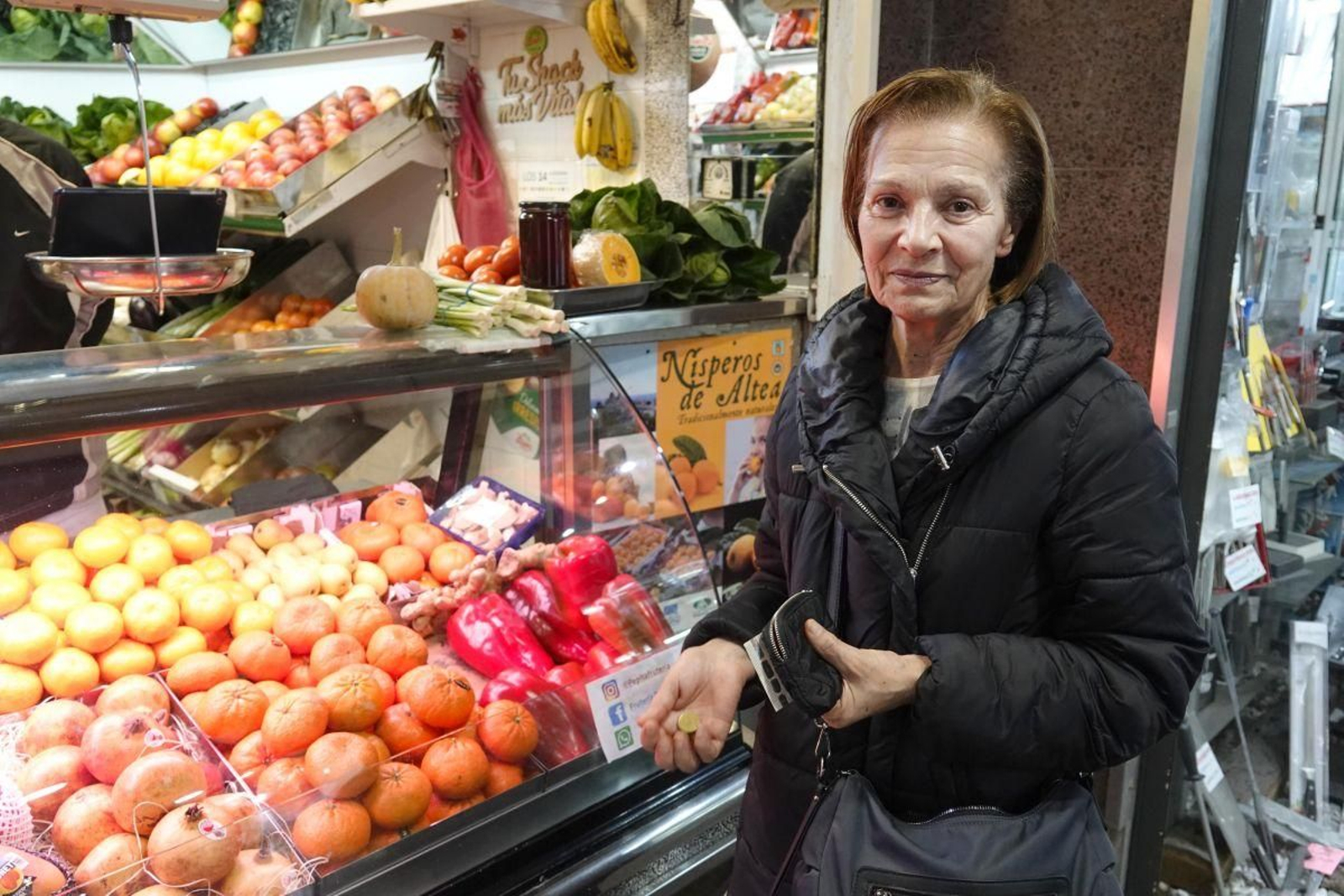 Emilia González, compradora.