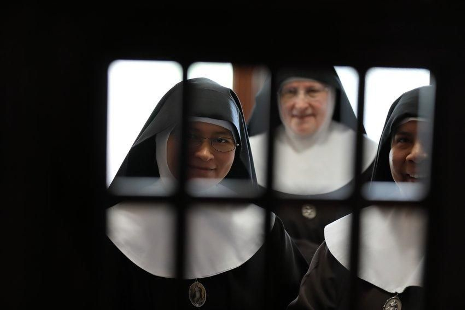 Las monjas de clausura de Vilar de Astrés durante el confinamiento. En el centro María Ángeles del Niño Jesús, María Arias Rojo, la abadesa. Foto: José Paz