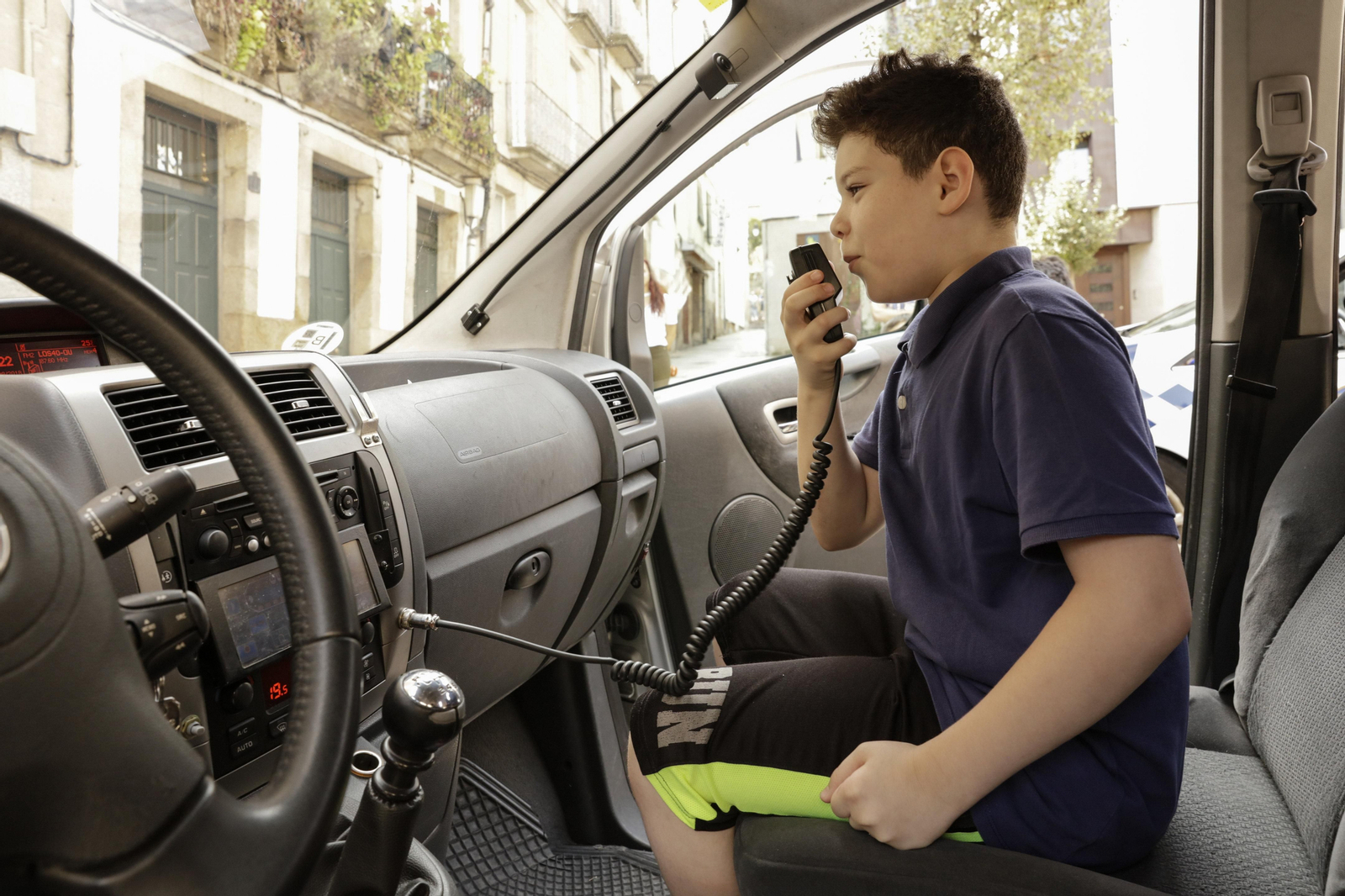 OURENSE 29/08/2018 La policia local se acerca al centro civico para que los niños conozcan su trabajo tambien asiste Sofia Godoy .Iago Cortón