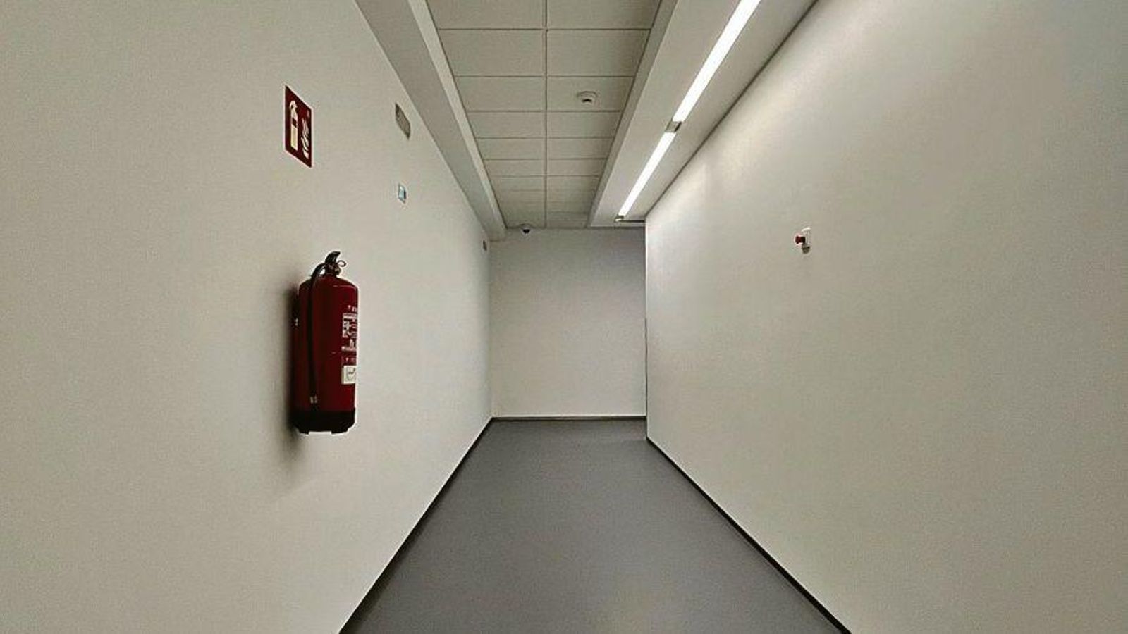 La zona previamente a la instalación de fotografías.