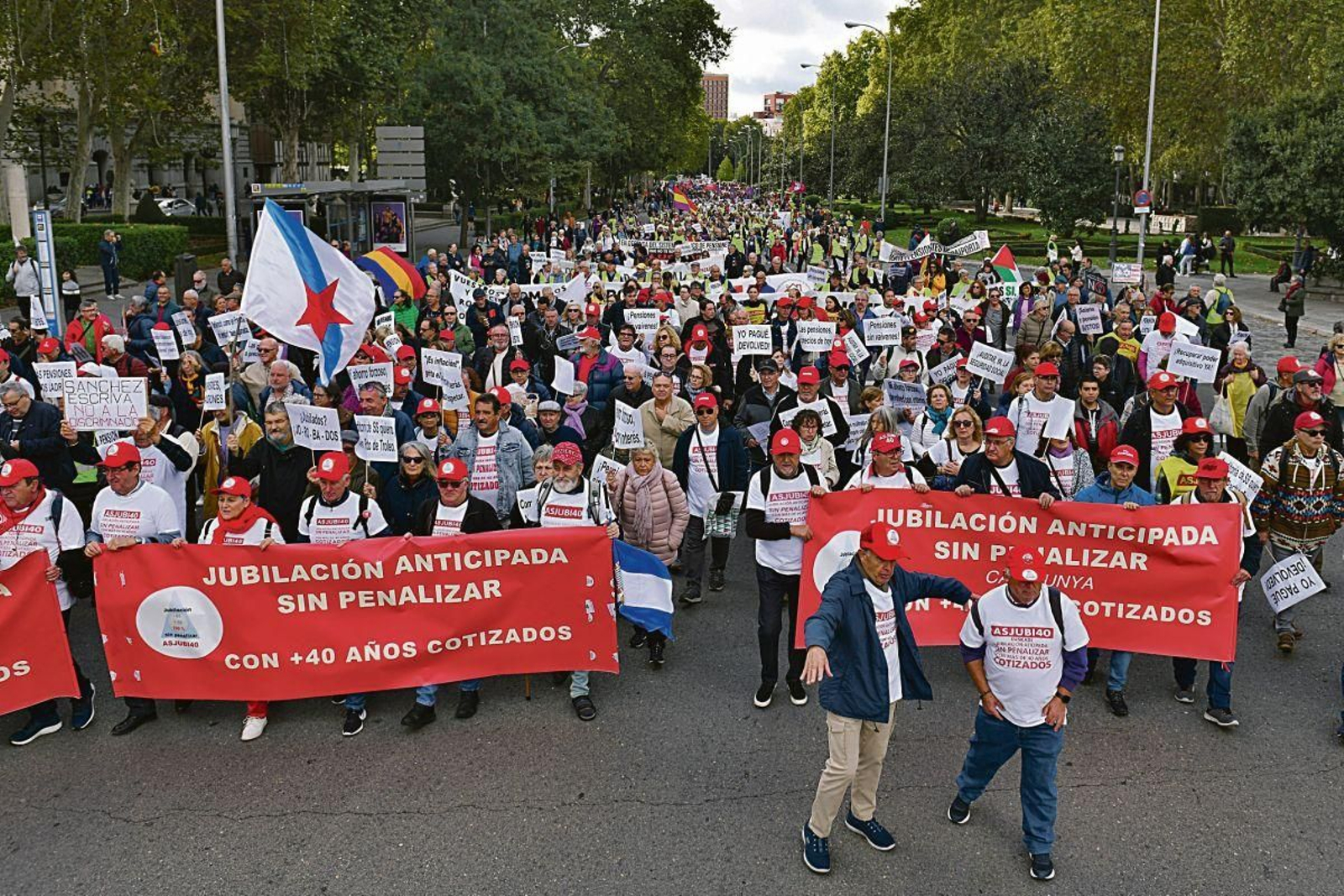 Un grupo de manifestantes portando pancartas con sus reivindicaciones.
