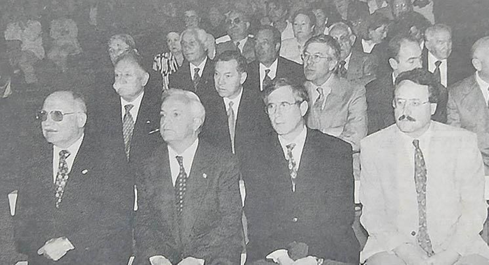 Candal, Baltar, De Juana y Cabero, en primera fila, durante la misa en Vilamartín.