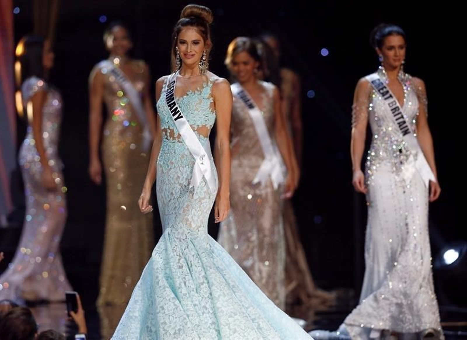 La candidata alemana a Miss Universo Johanna Acs (c) posa con un vestido de noche