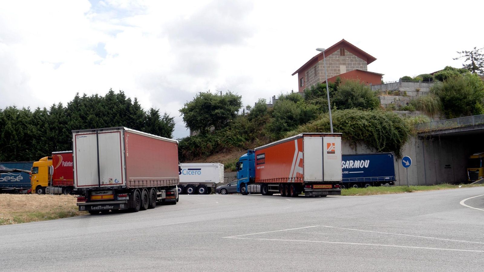 Camiones en espera para acceder a Stellantis, esta semana.