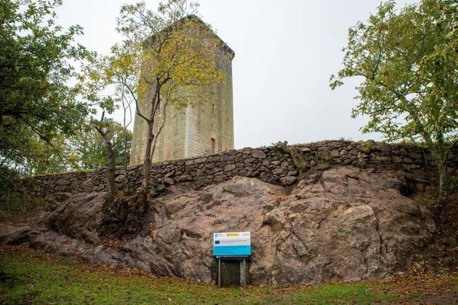 La Torre de Forxa forma parte junto con la de Pena y Sandiás de un sistema defensivo del siglo XII.