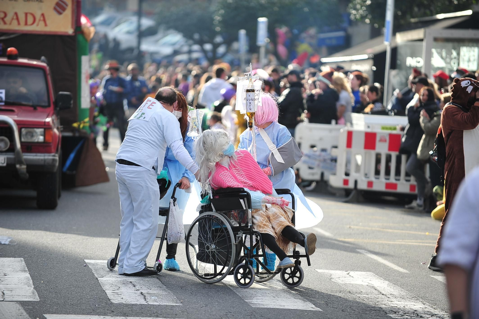 Galería | Color y retranca se pasean por las calles de A Valenzá durante su Martes de Entroido