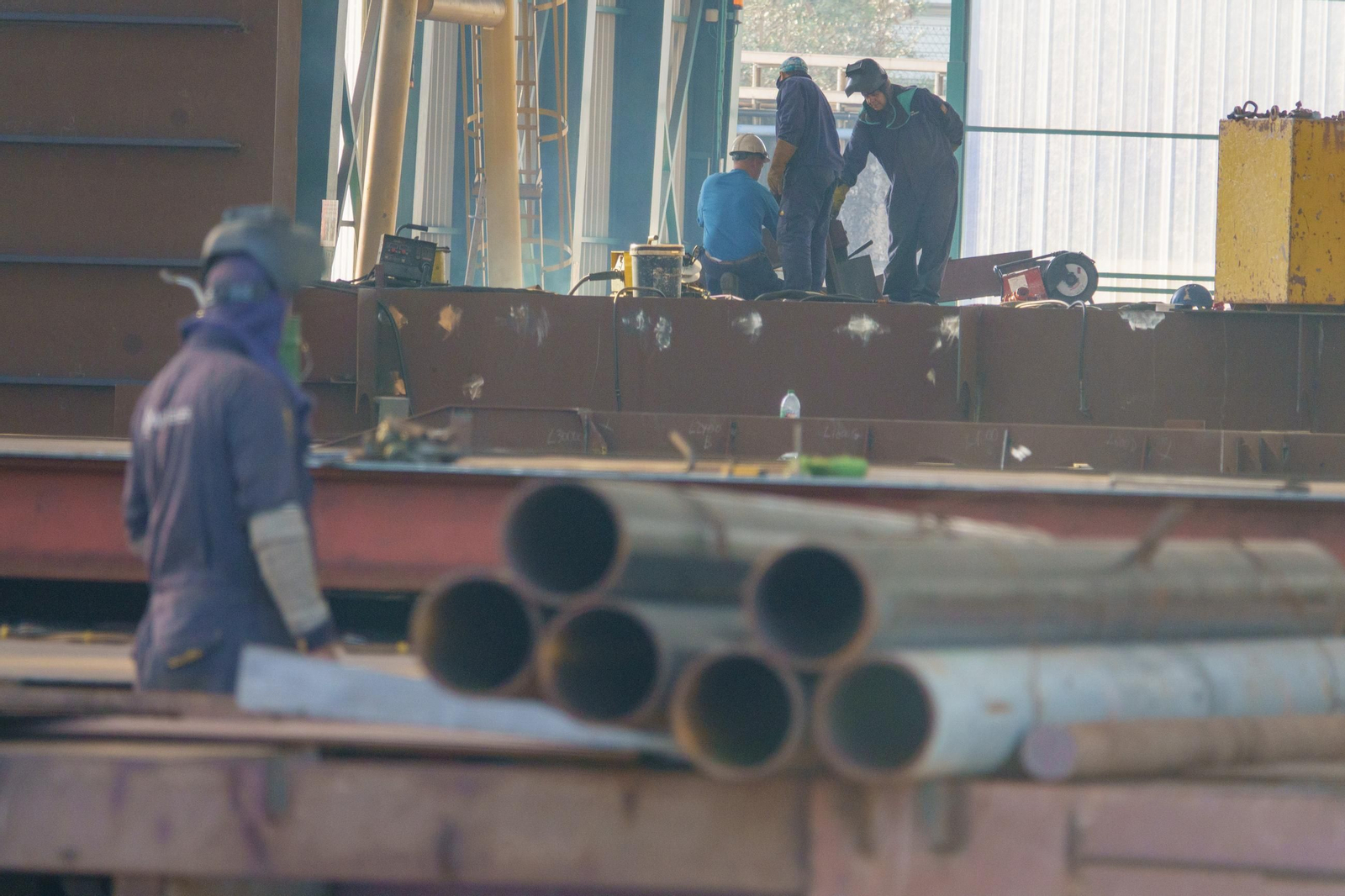 Los soldadores son una de las profesiones con menor exposición a ser sustituidos por la IA. En la foto, trabajando en un astillero vigués.