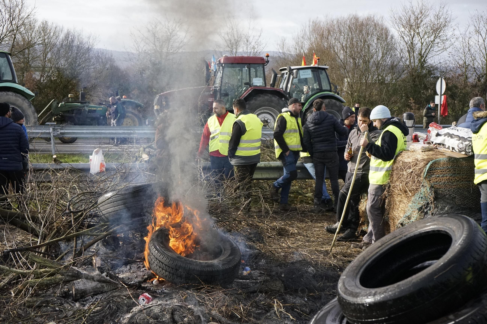 Galería | Las protestas de los tractoristas en la A-52 contra el acuerdo comercial con Mercosur, en imágenes
