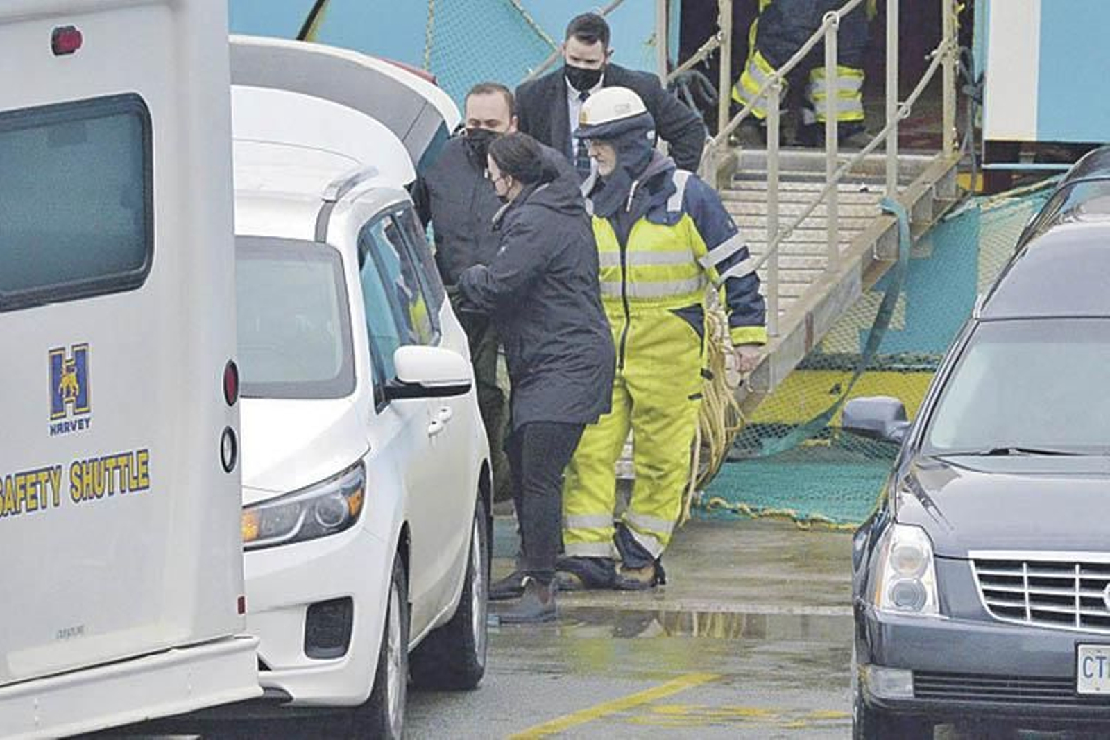 Momento del traslado de los dos primeros cadáveres que llegaron a puerto en Canadá.