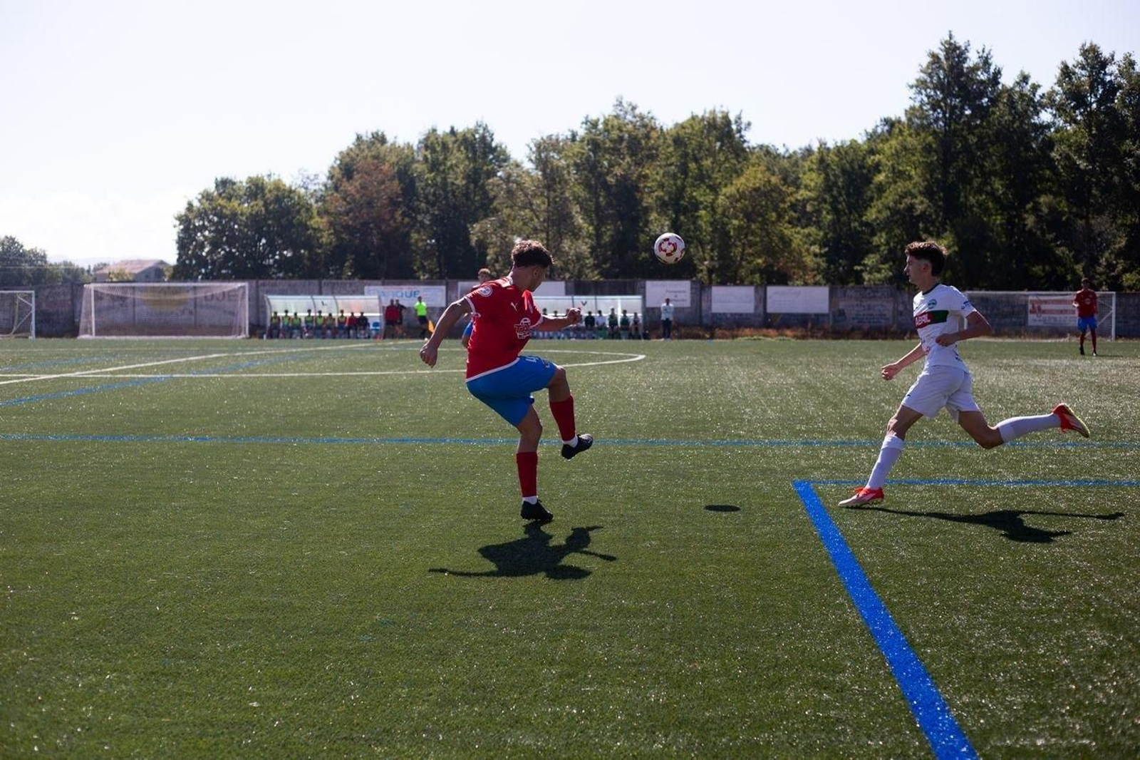 Despejando el balón en Coles