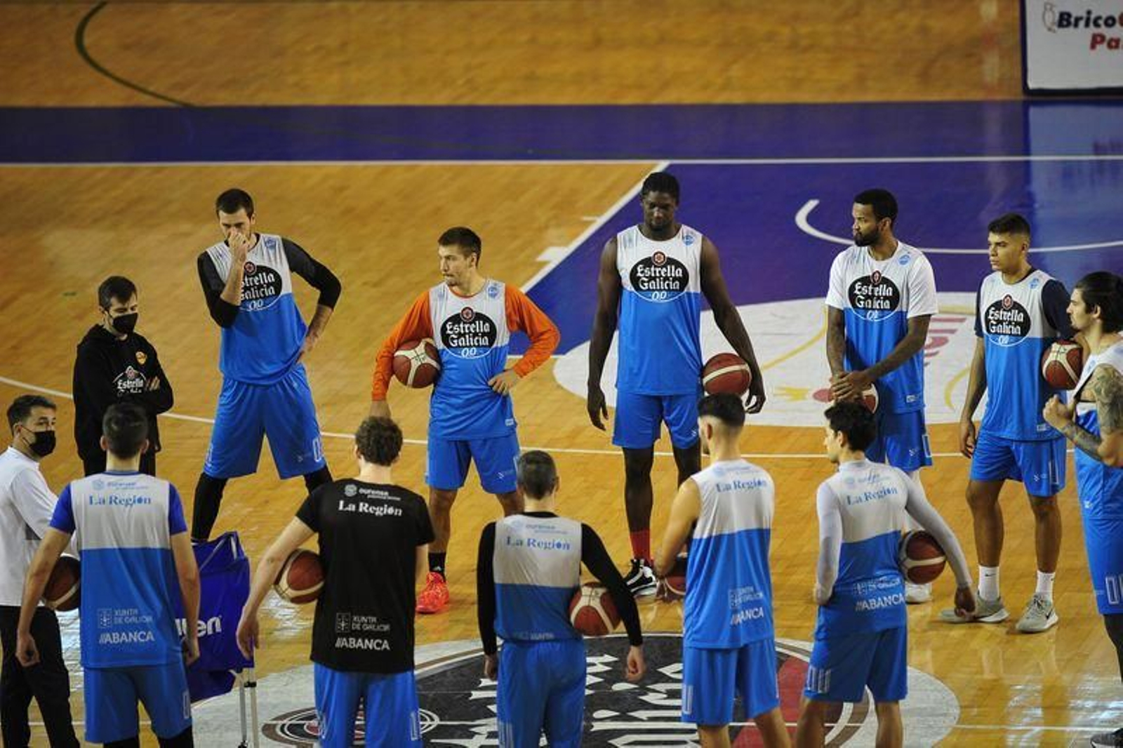 La plantilla al completo del COB, ante de un entrenamiento en el Pazo (JOSÉ PAZ).