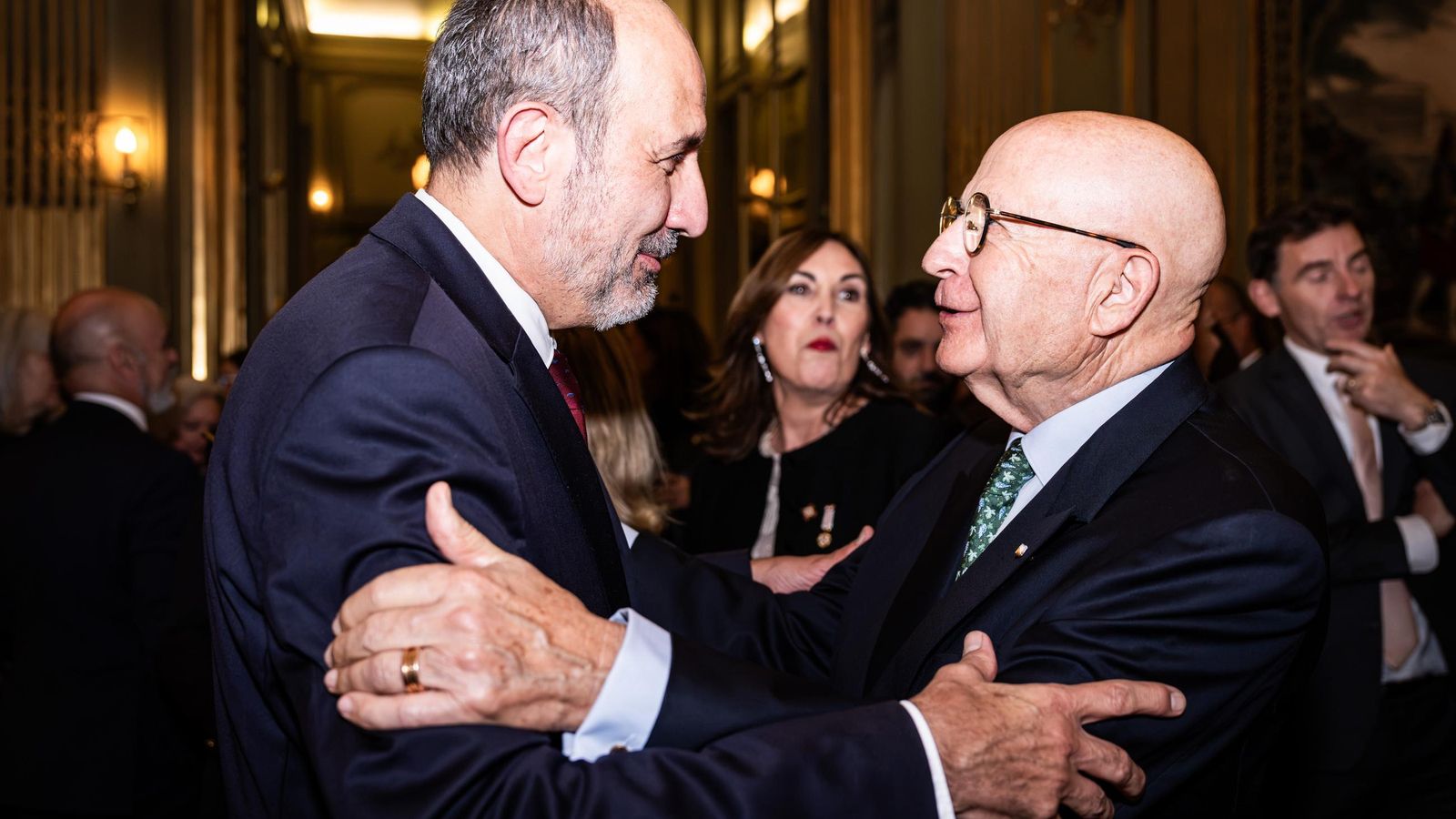 Javier España, Presidente de Honor de la Cámara Oficial de Comercio de España en Francia saluda al Embajador durante la celebración