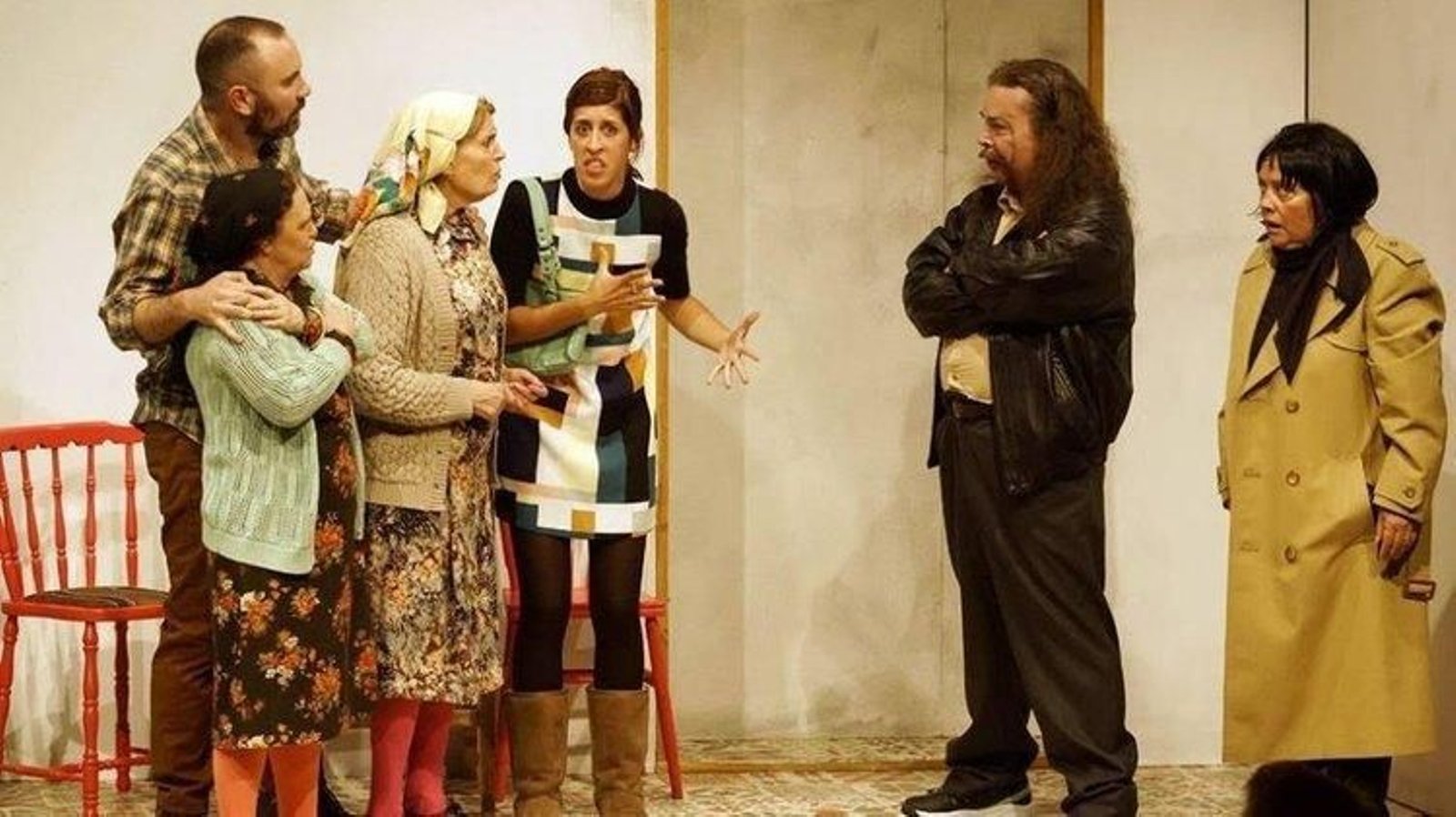 Parte do elenco de actores do grupo teatral Muxicas, representando "Arsénico por compaixón".