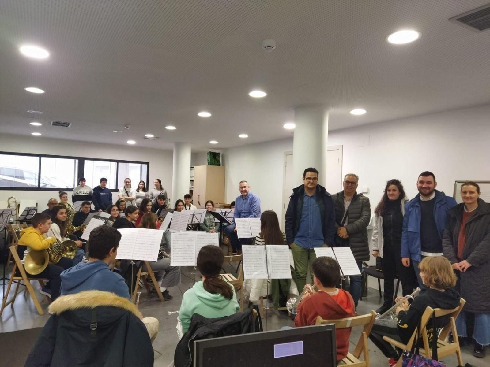 Parte de la directiva (derecha) en el ensayo de la banda juvenil.