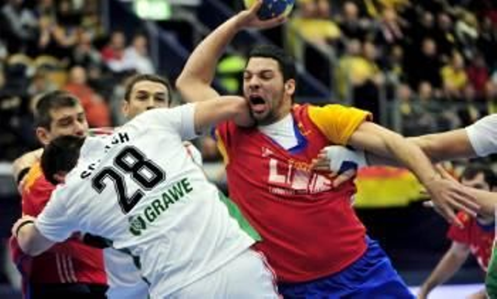 El central Chema Rodríguez intenta lanzar a puerta pese a los agarrones de dos defensores húngaros.? (Foto: J. EKSTROMER)