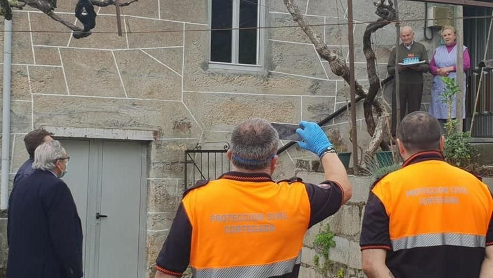 José Tejero y Herminia Adán recibieron la tarta de las autoridades municipales y Protección Civil.