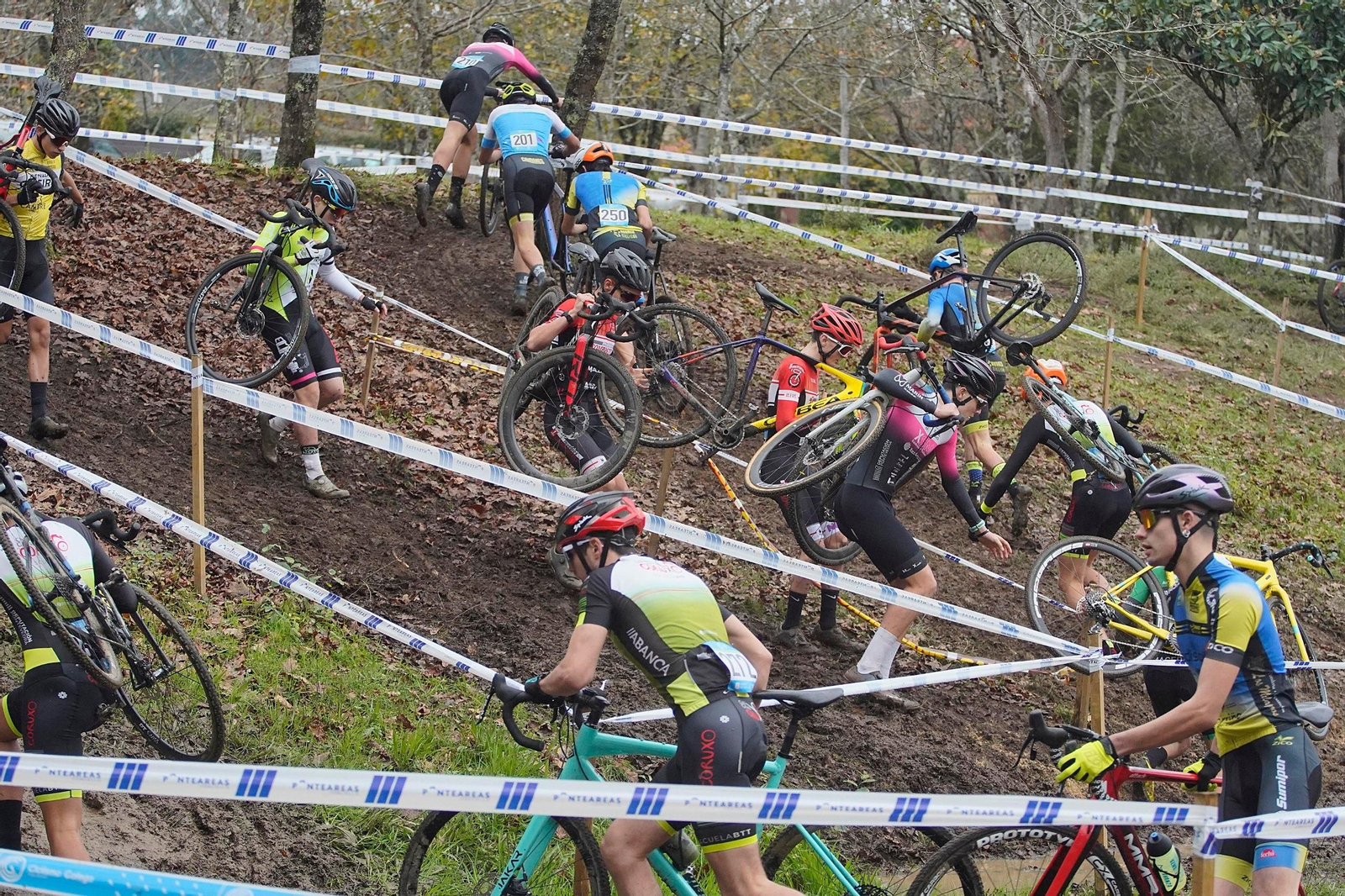 Ciclocross en Ponteareas. // J.V. Landín