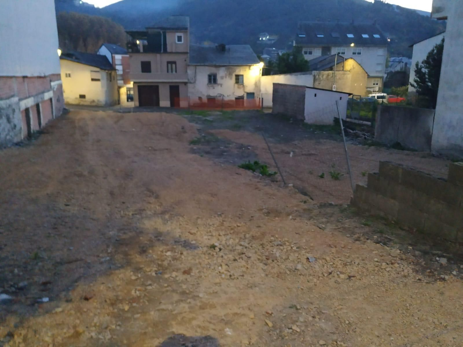 Espacio que se acondicionará para su uso como aparcamiento, en la avenida Manuel Quiroga. (J.C.)