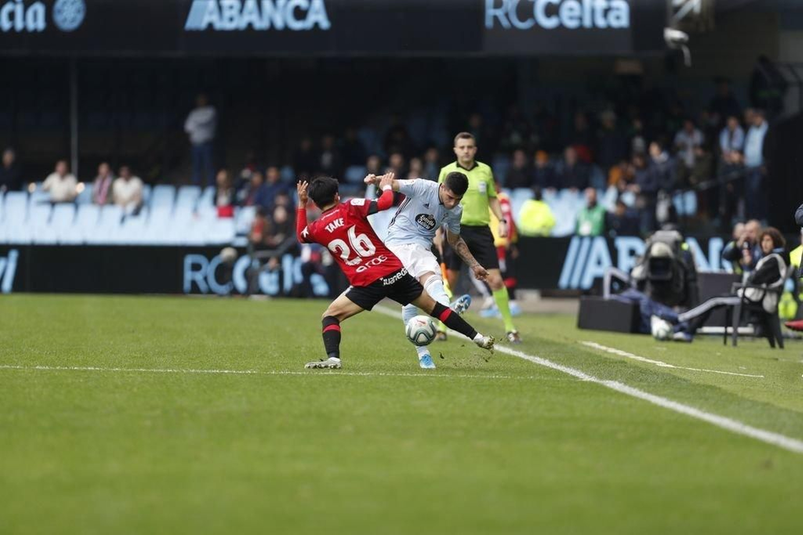 Lucas Olaza saca un centro ante el japonés Kubo, al que secó por la banda izquierda celeste.