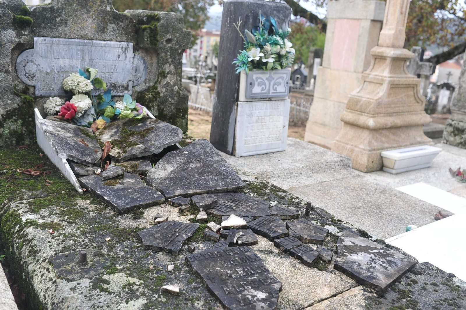 El temporal se llevó por delante varias lápidas.. José Paz