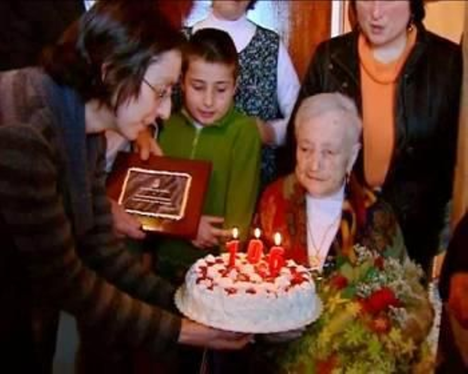 Emilia Sánchez a punto de soplar las velas.  (Foto: EFE)