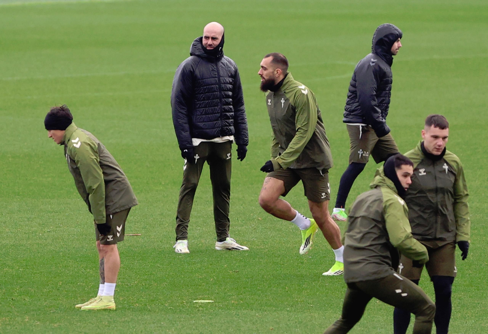 Claudio Giráldez sigue un entrenamiento del Celta en la ciudad deportiva de Mos.