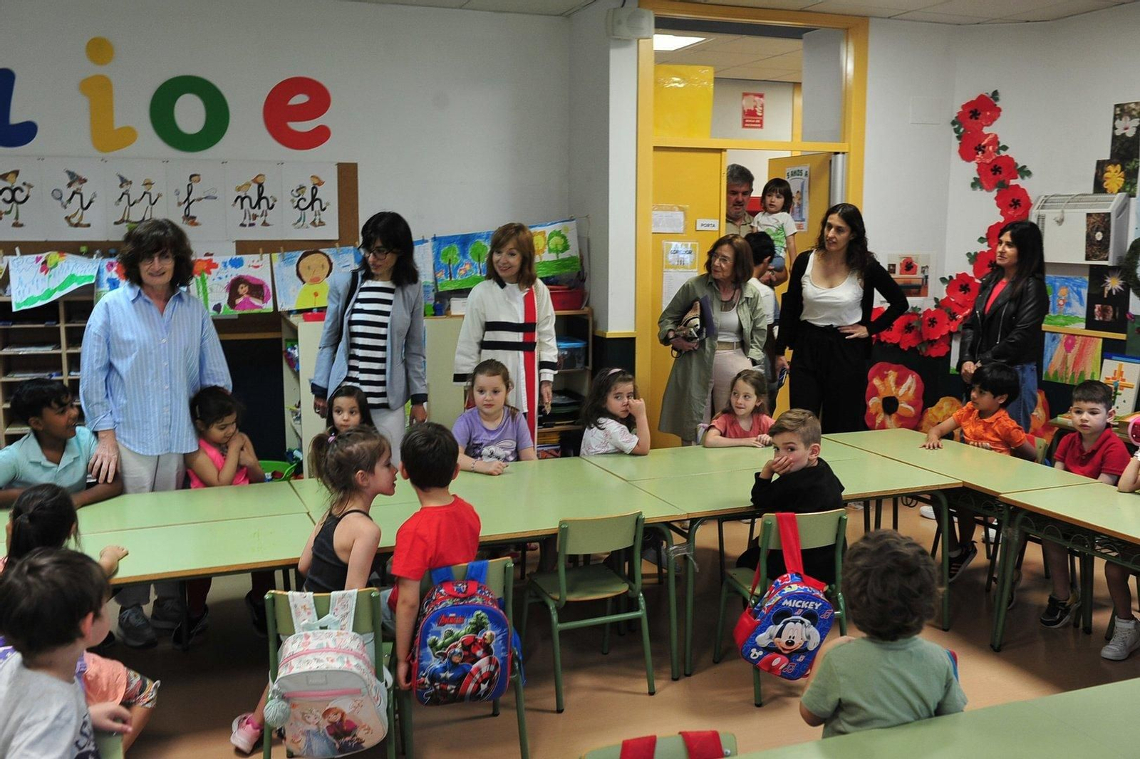 Algunas de las visitantes conociendo las obras y a los artistas