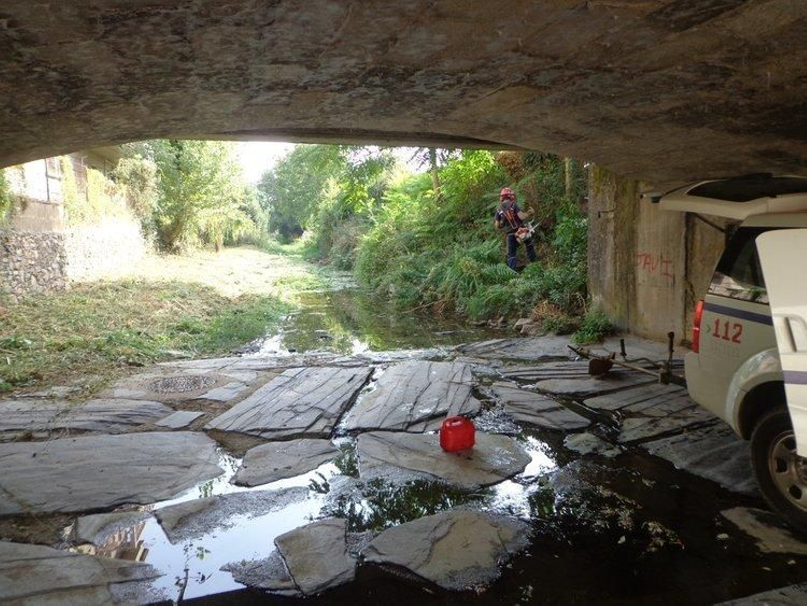 El GES de O Barco desbroza el arroyo Cigüeño (afluente del Sil) para evitar que se desborde.