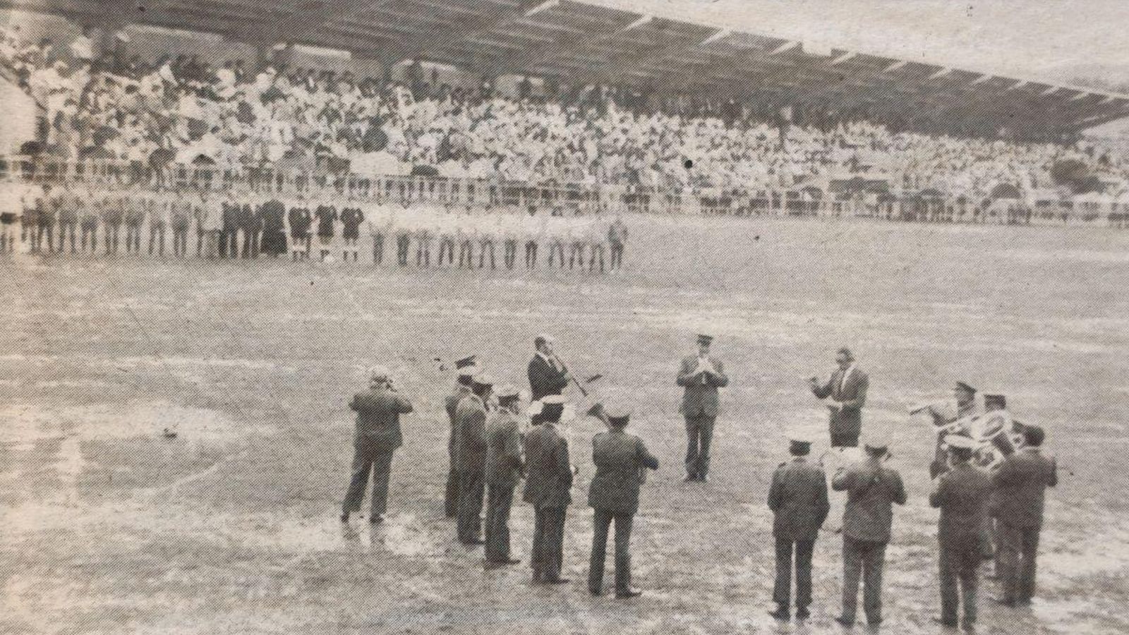 La banda de música de Bande interpreta los himnos de Portugal y España en el nuevo estadio.